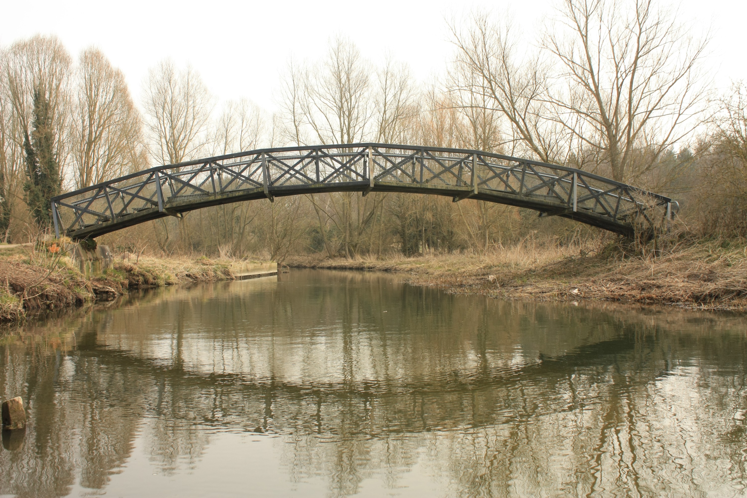 Металлический мост через речку